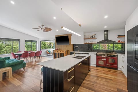 TV and multimedia, Kitchen or kitchenette, Living room, Dining area, dishwasher, oven, pet friendly, stove