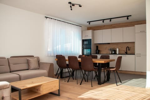Coffee/tea facilities, Kitchen or kitchenette, Living room, Dining area, stove
