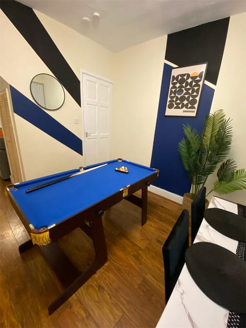 Billiard, Game Room
