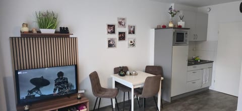 Communal lounge/ TV room, Photo of the whole room, Food, kitchen