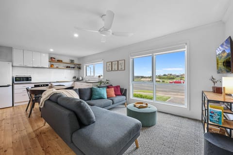 TV and multimedia, Kitchen or kitchenette, Living room, Seating area, Dining area, oven