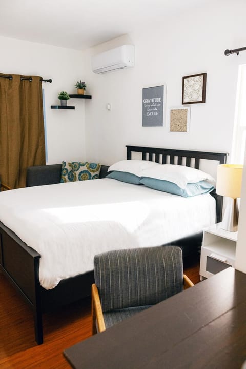 Bed, Seating area, Bedroom, air conditioner