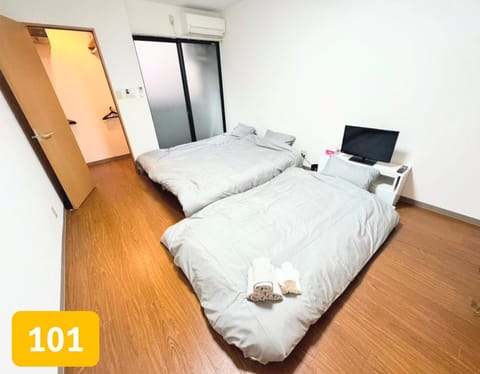 Bed, TV and multimedia, wardrobe