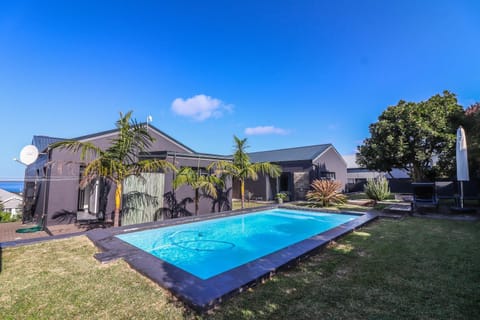 Property building, Day, Garden, Garden view, Swimming pool