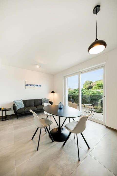 View (from property/room), Balcony/Terrace, Living room, Seating area, Dining area