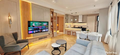 TV and multimedia, Kitchen or kitchenette, Living room, Seating area
