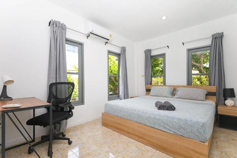 Bed, Seating area, Bedroom