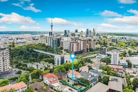 Auckland City Oasis with Pool Villa in Auckland