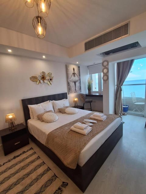 Photo of the whole room, Sea view