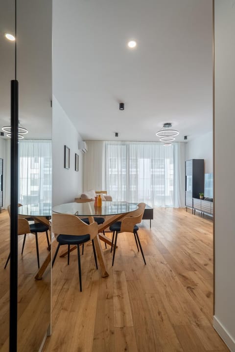 TV and multimedia, Living room, Seating area, Dining area, Evening entertainment