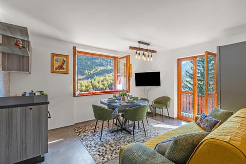 Living room, Dining area