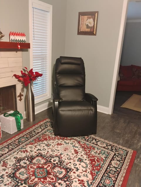 The Denham Springs Esape- Pool, Comfort & Charm House in Mississippi