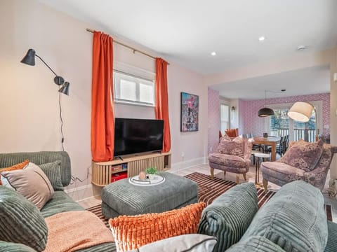 Cleveland Escape - Hot Tub - Karaoke Machine - Sleeps 12 House in Ohio City