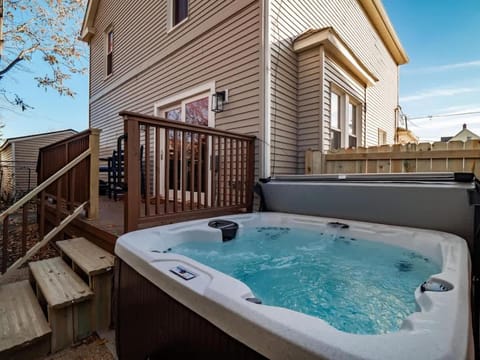 Cleveland Escape - Hot Tub - Karaoke Machine - Sleeps 12 House in Ohio City