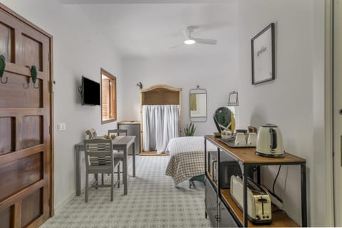 TV and multimedia, Kitchen or kitchenette, Photo of the whole room, Bedroom