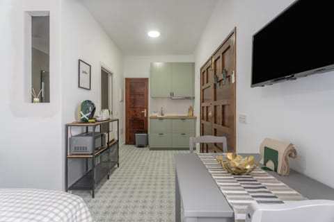 TV and multimedia, Kitchen or kitchenette, Living room, Photo of the whole room, Seating area, oven