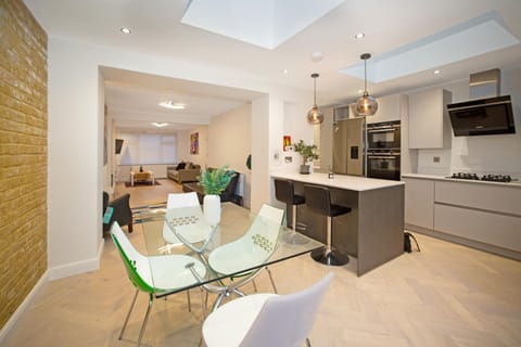 TV and multimedia, Kitchen or kitchenette, Living room, Seating area, Dining area, dishwasher, oven, stove