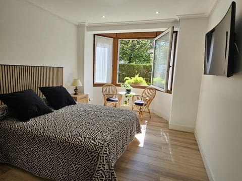 Bed, TV and multimedia, Photo of the whole room, Bedroom, cot, towels