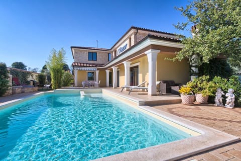 Property building, Patio, Day, Garden, Garden view, Pool view, Swimming pool, sunbed