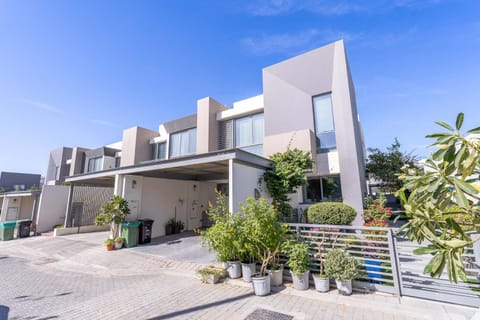 Free housekeeping visits during your stay - StayShort - Nice Villa in Gardenia Jebel Ali for Family of 5 Villa in Dubai