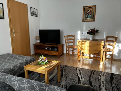 TV and multimedia, Living room, Photo of the whole room, Seating area, Dining area