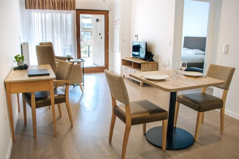 TV and multimedia, Living room, Seating area, Dining area