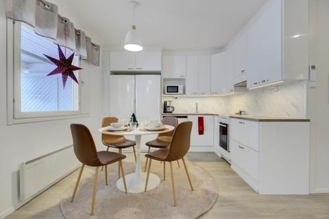 Coffee/tea facilities, Kitchen or kitchenette, Dining area, dishwasher, oven, toaster