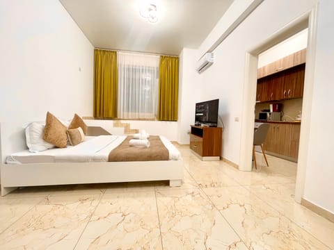 Bed, TV and multimedia, Photo of the whole room, Seating area, Evening entertainment, Bedroom, air conditioner