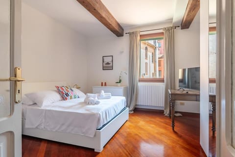 Bologna Centro 12 People and Terrace over 170 mq Apartment in Bologna
