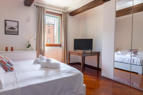 Bologna Centro 12 People and Terrace over 170 mq Apartment in Bologna