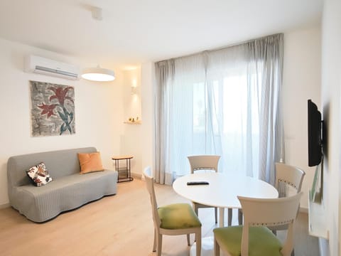 TV and multimedia, Living room, Dining area, air conditioner