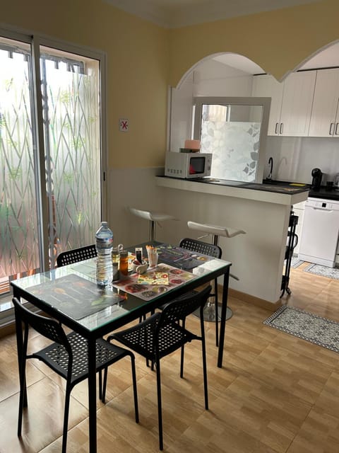 Kitchen or kitchenette, Dining area, minibar