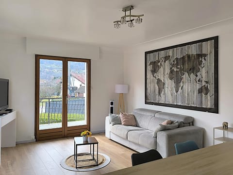 Communal lounge/ TV room, TV and multimedia, Living room, Seating area