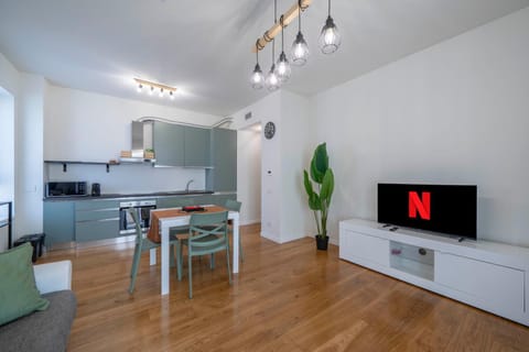 Kitchen or kitchenette, Dining area, oven, stove