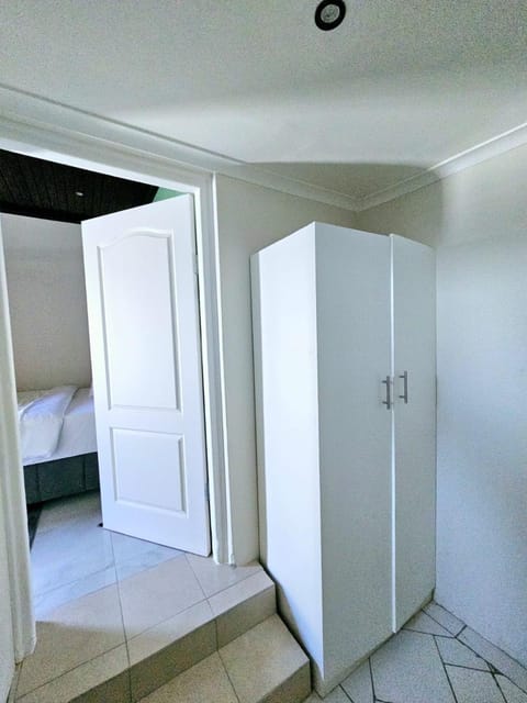 Evernice Guest House Bed and Breakfast in Cape Town