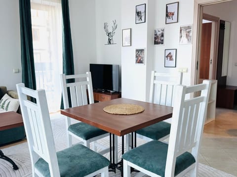 TV and multimedia, Living room, Seating area, Dining area