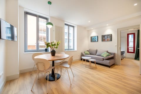 TV and multimedia, Living room, Seating area, Dining area