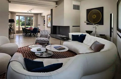 TV and multimedia, Living room, Seating area, air conditioner