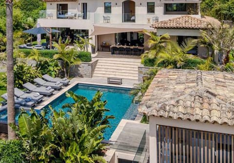 Property building, Patio, Day, Garden, Garden view, Pool view, Swimming pool, sunbed