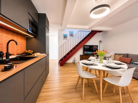 Coffee/tea facilities, Kitchen or kitchenette, Living room, Seating area, Dining area, Evening entertainment, Entertainment, dishwasher, internet, oven, stove, kitchen, air conditioner
