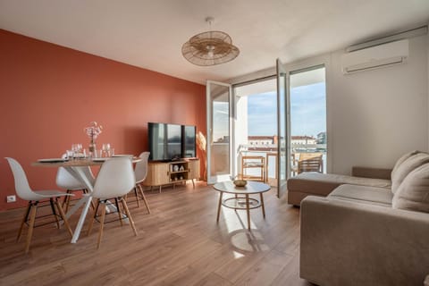 Communal lounge/ TV room, TV and multimedia, Living room, Seating area, Dining area, air conditioner