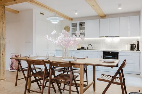 Coffee/tea facilities, Kitchen or kitchenette, Dining area, dishwasher, oven, stove