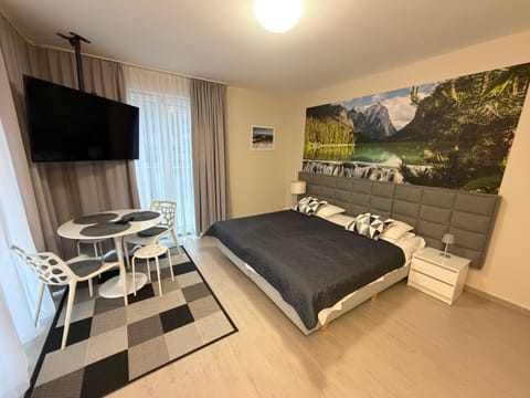Bed, TV and multimedia, Bedroom
