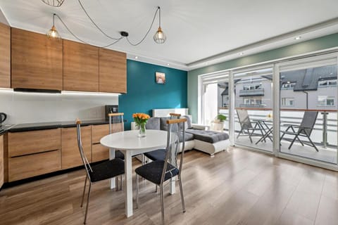 Kitchen or kitchenette, Living room, Seating area, Dining area, oven, stove