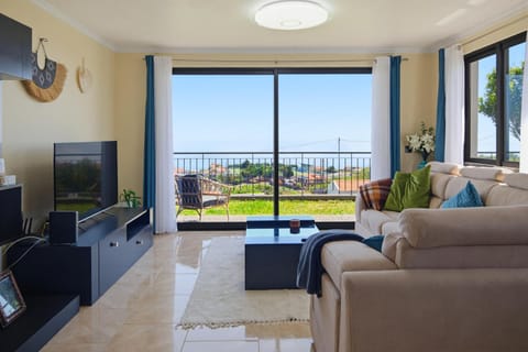 Communal lounge/ TV room, Natural landscape, TV and multimedia, View (from property/room), Balcony/Terrace, Living room, Seating area, Evening entertainment, Sea view