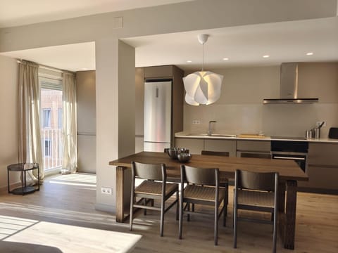 Kitchen or kitchenette, Seating area, Dining area