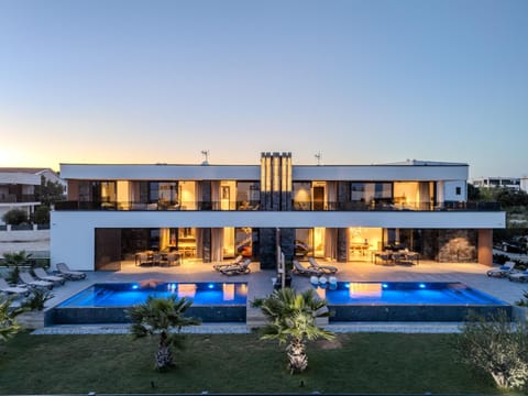 Property building, Garden, Pool view, Swimming pool, Swimming pool, sunbed