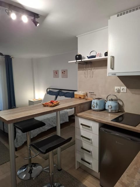 Kitchen or kitchenette, Dining area, stove, toaster