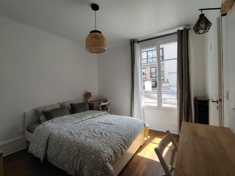 Bed, Living room, Photo of the whole room, Seating area, Bedroom