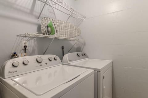 Jacuzzi and Games Close to Dwtn Disney and Parks House in Azalea Park